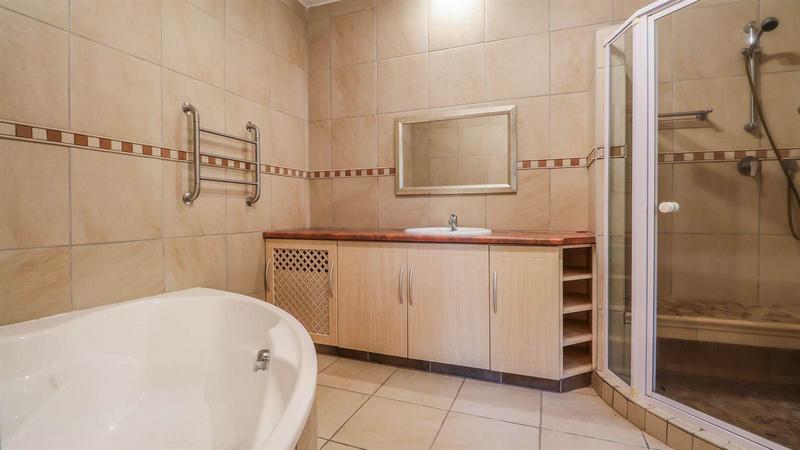 5 Bedroom Property for Sale in Glentana Western Cape